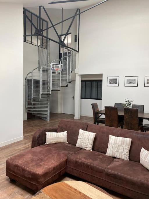 Loft Proche Centre Ville Hotes Habitant A L Etage Laval  Extérieur photo